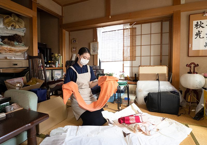 着物や思い出の品を一つひとつ丁寧に確認するスタッフ