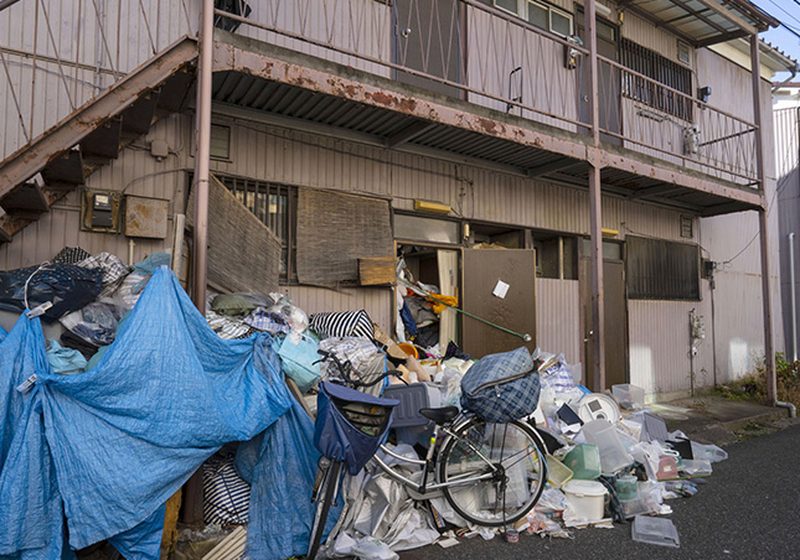 片付け前のゴミ屋敷のイメージ