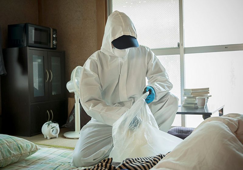 防護服を着用し丁寧に作業するスタッフ